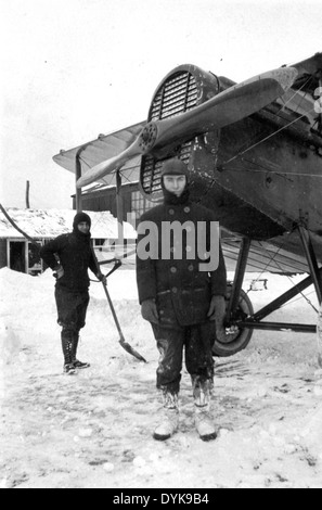 Z. B. Leonhardt besondere Sammlung Foto 2 Männer im Schnee mit dem Flugzeug Stockfoto