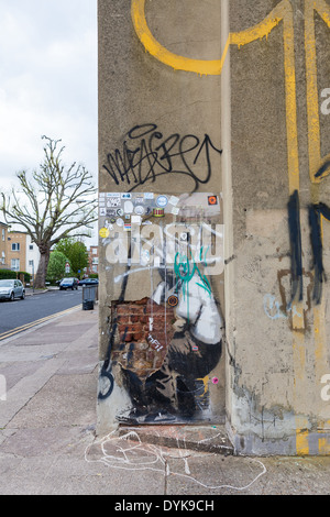 Banksys gelbe Linien Blumenmaler in Bethnal Green befindet sich in einem Zustand des Verfalls Stockfoto