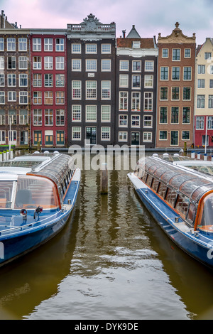 16 und 17 Jahrhundert Häuser entlang der Grachten in Amsterdam, Holland Stockfoto