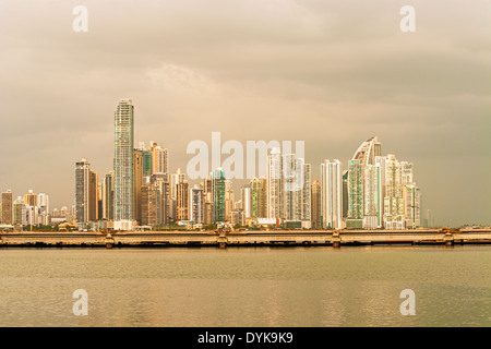 Panama-Stadt, Panama - 2. Januar 2014: Wolkenkratzer-Skyline Panama City, Panama Bankenviertel, an sonnigen Tag. Stockfoto