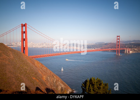 Ein Blick auf die Golden Gate Bridge von Marin County, Kalifornien gesehen.  San Francisco ist in der Ferne. Stockfoto