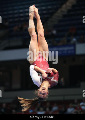 Birmingham, AL, USA. 20. April 2014. 20. April 2014: All-around Champion Kim Jacob von Alabama Drehungen in der Luft während ihr Strahl Abgang während der einzelnen Event-Finale von 2014 NCAA Frauen Gymnastik-Meisterschaften im Birmingham-Jefferson Convention Complex in Birmingham, AL. Kyle Okita/CSM/Alamy Live News Stockfoto