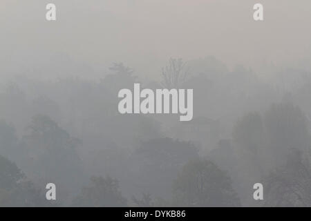 Wimbledon, London, UK. 21. April 2014. Ein dunstigen Morgen am Feiertag in Wimbledon-South West London Credit: Amer Ghazzal/Alamy Live-Nachrichten Stockfoto