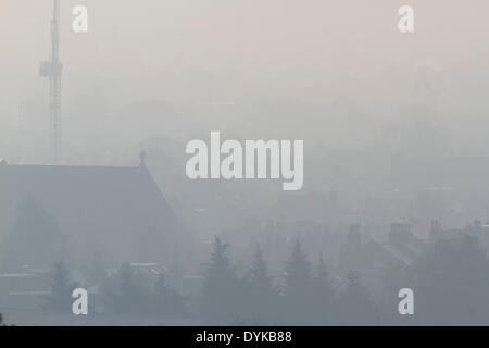 Wimbledon, London, UK. 21. April 2014. Ein dunstigen Morgen am Feiertag in Wimbledon-South West London Credit: Amer Ghazzal/Alamy Live-Nachrichten Stockfoto