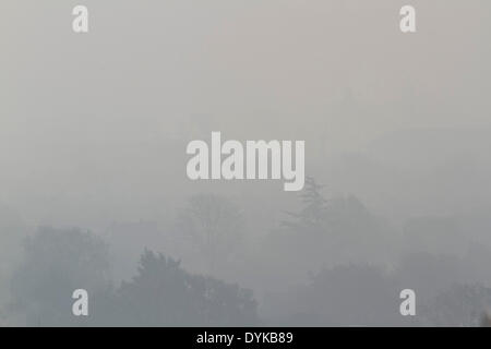 Wimbledon, London, UK. 21. April 2014. Ein dunstigen Morgen am Feiertag in Wimbledon-South West London Credit: Amer Ghazzal/Alamy Live-Nachrichten Stockfoto