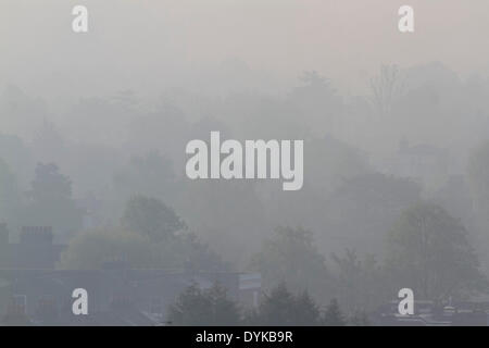 Wimbledon, London, UK. 21. April 2014. Ein dunstigen Morgen am Feiertag in Wimbledon-South West London Credit: Amer Ghazzal/Alamy Live-Nachrichten Stockfoto