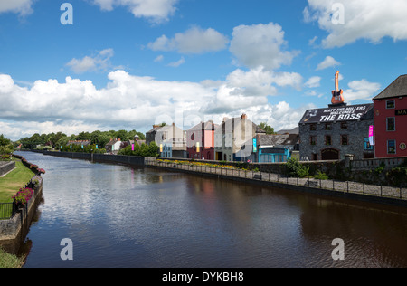 Irland, Kilkenny, bunten Häusern der Altstadt gesehen von der John-Brücke am Fluss Nore Stockfoto