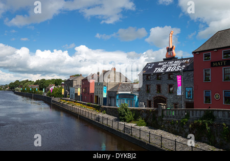 Irland, Kilkenny, bunten Häusern der Altstadt gesehen von der John-Brücke am Fluss Nore Stockfoto