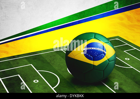 Fußball mit Brasilien-Flagge am Fußballplatz. Brasilien ist Gastgeber und Teilnehmer der Fußball-Weltmeisterschaft 2014. Stockfoto