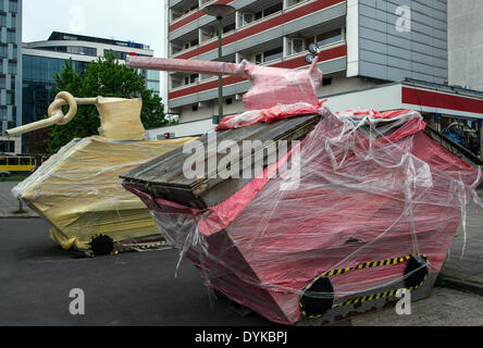 Berlin, Deutschland. 20. April 2014. Müll-Dosen sind mit Kunststoff, Rohre und Karton Boxen auszusehen wie Panzer nahe Alexanderplatz in Berlin, Deutschland, 20. April 2014 eingerichtet. Foto: Paul Zinken/Dpa/Alamy Live News Stockfoto