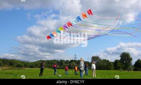Kinder Lassen Bunte Drachen steigen Stockfoto