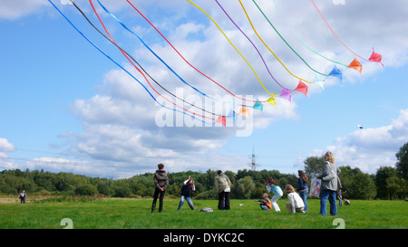Kinder Lassen Bunte Drachen steigen Stockfoto
