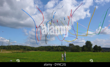 Kinder Lassen Bunte Drachen steigen Stockfoto
