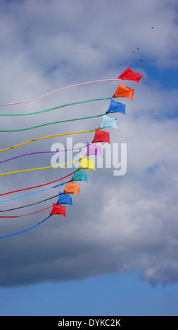 Kinder Lassen Bunte Drachen steigen Stockfoto