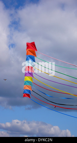 Kinder Lassen Bunte Drachen steigen Stockfoto