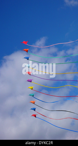 Kinder Lassen Bunte Drachen steigen Stockfoto