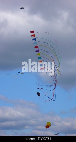 Kinder Lassen Bunte Drachen steigen Stockfoto