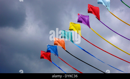 Kinder Lassen Bunte Drachen steigen Stockfoto