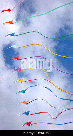 Kinder Lassen Bunte Drachen steigen Stockfoto