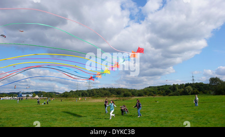 Kinder Lassen Bunte Drachen steigen Stockfoto