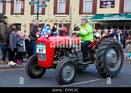 Massey Ferguson Oldtimer-Traktor in der St. Patricks Day Parade in Carrickmacross Co. Monaghan, Irland Stockfoto