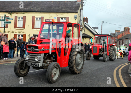 Massey Ferguson Oldtimer-Traktor in der St. Patricks Day Parade in Carrickmacross Co. Monaghan, Irland Stockfoto