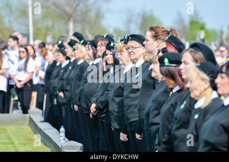 Frauen aus dem Cumann na mBan tragen historische paramilitärischen Uniformen der Irischen Osteraufstand 1916, Belfast, Nordirland zu gedenken. Stockfoto