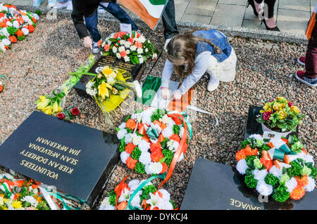 Sinn Fein gefallenen Gedenken irischen Freiwilligen während der jährlichen Ostern Steigende gedenken Parade, Belfast, Nordirland. Stockfoto