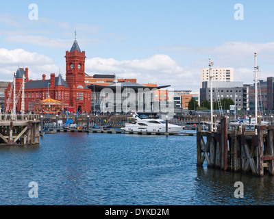 Ansicht von Cardiff Bay zeigt das Pierhead Building und Y Senedd (Welsh Assembly Building) Stockfoto