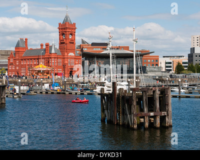 Ansicht von Cardiff Bay zeigt das Pierhead Building und Y Senedd (Welsh Assembly Building) Stockfoto