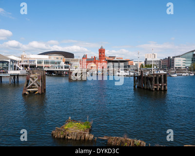 Ansicht von Cardiff Bay mit Bars, das Pierhead Building und Y Senedd (Welsh Assembly Building) Stockfoto