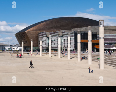 Das Wales Millennium Centre Arts Centre an Roald Dahl Plass in Cardiff Bay Stockfoto