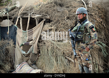 Eine afghanische Armee-Kommando vom 3. spezielle Operationen Kandak sorgt für Sicherheit während einer Clearing-Operation 8. Oktober 2012 im Stadtteil Shah Wali Khot, Kandahar, Afghanistan. Stockfoto