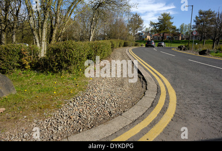 Doppelte gelbe Linien auf einer Ecke, Haupt Straße. Stockfoto