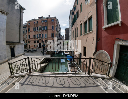 Ponte De La Chiesa, auf der Calle Dei Morti in Richtung Campo San Cassiano, Sestier De S Crose, Venedig, Italien Stockfoto