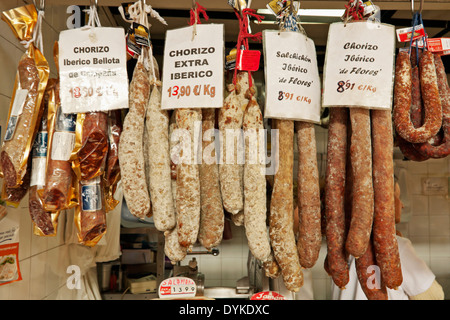 Spanische Chorizo und Wurst zum Verkauf im Mercado Central, eine Markthalle, Plaza del Mercado, Salamanca, Spanien Castilla y León. Stockfoto