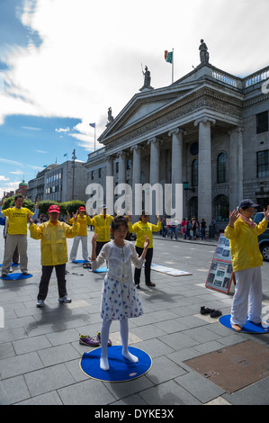 Irland, Dublin, O'Connel Straße, Demonstration der chinesischen Aktivisten vor dem historischen Schloss General Post Office Stockfoto