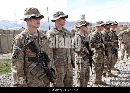 US-Soldaten des 1. Bataillons, 32. Infanterie-Regiment, 3rd Brigade Combat Team, 10th Mountain Division stehen stramm während eine Medaillenvergabe auf Forward Operating Base Sultan Kheyl 16. April 2014 in der Provinz Wardak, Afghanistan. Stockfoto