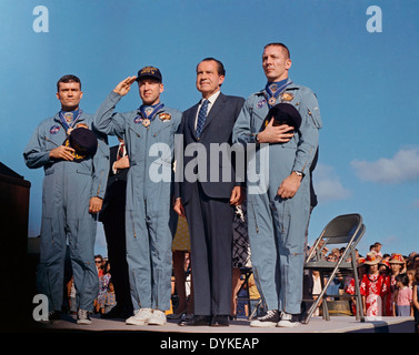 US-Präsident Richard M. Nixon und die Astronauten von Apollo 13 vor präsentiert mit der Presidential Medal Of Freedom im Rahmen einer Post-mission Zeremonie auf Hickam Air Force Base 18. April 1970 in Honolulu, Hawaii stramm stehen. L, R: Fred W. Haise Jr., James A. Lovell Jr. und John L. Swigert Jr. Die Besatzung von Apollo 13 wasserte 17. April 1970, über einen Tag und eine Hälfte vor der Preisverleihung. Stockfoto