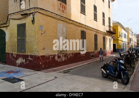 Alte Fensterläden, aufbauend auf den Straßen der Stadt von Ciutadella Menorca. Stockfoto