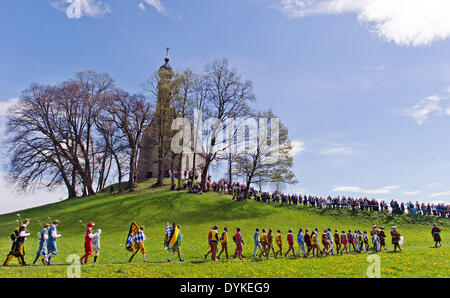 Traunstein, Deutschland. 21. April 2014. Menschen besuchen die traditionelle St. George-Fahrt durch die Stadt Traunstein, Deutschland, 21. April 2014. Die Oster-Fahrt findet zu Ehren des Heiligen Georg, dem Schutzpatron der Fahrer, Feldarbeiter, Feuerwehr, Pfadfinder und Soldaten. Foto: NICOLAS ARMER/Dpa/Alamy Live News Stockfoto