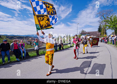 Traunstein, Deutschland. 21. April 2014. Menschen besuchen die traditionelle St. George-Fahrt durch die Stadt Traunstein, Deutschland, 21. April 2014. Die Oster-Fahrt findet zu Ehren des Heiligen Georg, dem Schutzpatron der Fahrer, Feldarbeiter, Feuerwehr, Pfadfinder und Soldaten. Foto: NICOLAS ARMER/Dpa/Alamy Live News Stockfoto