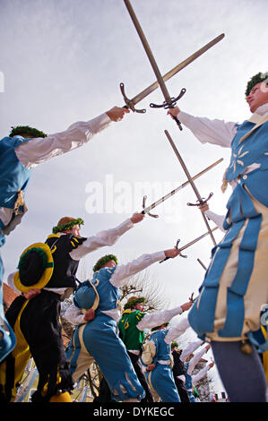 Traunstein, Deutschland. 21. April 2014. Schwert-Tänzer bei der traditionellen St. George-Fahrt durch die Stadt Traunstein, Deutschland, 21. April 2014. Die Oster-Fahrt findet zu Ehren des Heiligen Georg, dem Schutzpatron der Fahrer, Feldarbeiter, Feuerwehr, Pfadfinder und Soldaten. Foto: NICOLAS ARMER/Dpa/Alamy Live News Stockfoto