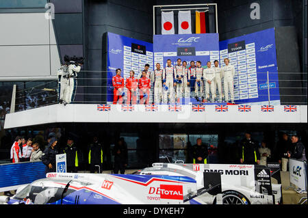 Northampton, UK. 20. April 2014. Podium 1-3 #8 Toyota Racing Toyota TS 040 Hybrid von Anthony Davidson (GBR) / Nicolas Lapierre (FRA) / Sebastien Buemi (CHE), #7 Toyota Racing Toyota TS 040 Hybrid von Alexander Wurz (AUT) / Stephane Sarrazin (FRA) / Kazuki Nakajima (JPN) und #20 Porsche Team Porsche 919 Hybrid von Timo Bernhard (GER) / Mark Webber (AUS) / Brendon Hartley (NZL) in Runde 1 der 2014 FIA World Endurance Championship von Silverstone Circuit zu feiern. © Aktion Plus Sport/Alamy Live-Nachrichten Stockfoto