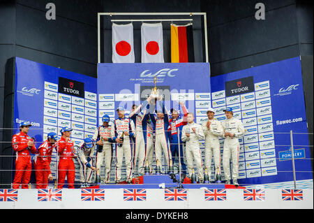 Northampton, UK. 20. April 2014. Podium 1-3 #8 Toyota Racing Toyota TS 040 Hybrid von Anthony Davidson (GBR) / Nicolas Lapierre (FRA) / Sebastien Buemi (CHE), #7 Toyota Racing Toyota TS 040 Hybrid von Alexander Wurz (AUT) / Stephane Sarrazin (FRA) / Kazuki Nakajima (JPN) und #20 Porsche Team Porsche 919 Hybrid von Timo Bernhard (GER) / Mark Webber (AUS) / Brendon Hartley (NZL) in Runde 1 der 2014 FIA World Endurance Championship von Silverstone Circuit zu feiern. © Aktion Plus Sport/Alamy Live-Nachrichten Stockfoto