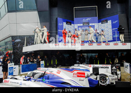 Northampton, UK. 20. April 2014. Podium 1-3 #8 Toyota Racing Toyota TS 040 Hybrid von Anthony Davidson (GBR) / Nicolas Lapierre (FRA) / Sebastien Buemi (CHE), #7 Toyota Racing Toyota TS 040 Hybrid von Alexander Wurz (AUT) / Stephane Sarrazin (FRA) / Kazuki Nakajima (JPN) und #20 Porsche Team Porsche 919 Hybrid von Timo Bernhard (GER) / Mark Webber (AUS) / Brendon Hartley (NZL) in Runde 1 der 2014 FIA World Endurance Championship von Silverstone Circuit zu feiern. © Aktion Plus Sport/Alamy Live-Nachrichten Stockfoto