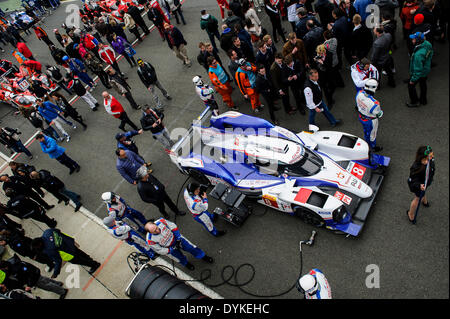 Northampton, UK. 20. April 2014. #8 Toyota Racing Toyota TS 040 Hybrid von Anthony Davidson (GBR) / Nicolas Lapierre (FRA) / Sebastien Buemi (CHE) sitzt auf der Startaufstellung in Runde 1 der 2014 FIA World Endurance Championship von Silverstone Circuit. © Aktion Plus Sport/Alamy Live-Nachrichten Stockfoto