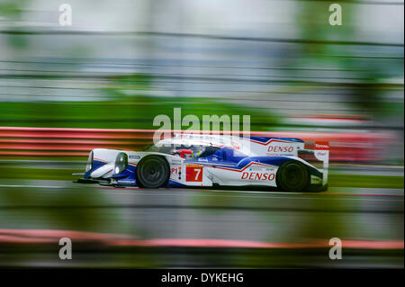 Northampton, UK. 20. April 2014. #7 Toyota Racing Toyota TS 040 Hybrid von Alexander Wurz (AUT) / Stephane Sarrazin (FRA) / Kazuki Nakajima (JPN) in Aktion durch die Bäume in Runde 1 der 2014 FIA World Endurance Championship von Silverstone Circuit. © Aktion Plus Sport/Alamy Live-Nachrichten Stockfoto