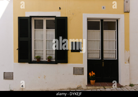 Fassade eines traditionellen spanischen Hauses. In Ciutadella auf der Insel Menorca getroffen. Stockfoto