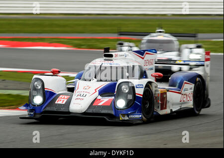 Northampton, UK. 20. April 2014. #8 Toyota Racing Toyota TS 040 Hybrid von Anthony Davidson (GBR) / Nicolas Lapierre (FRA) / Sebastien Buemi (CHE) in Aktion in Runde 1 der 2014 FIA World Endurance Championship von Silverstone Circuit. © Aktion Plus Sport/Alamy Live-Nachrichten Stockfoto